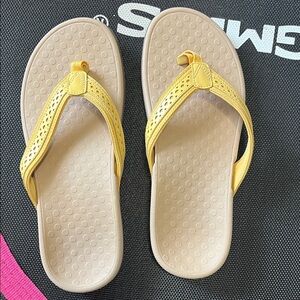 Vionic yellow flip flops
